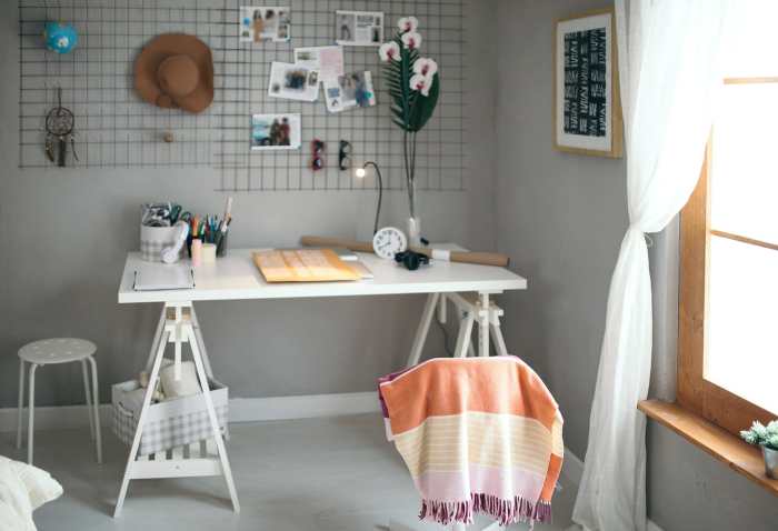 How to decorate a small study room