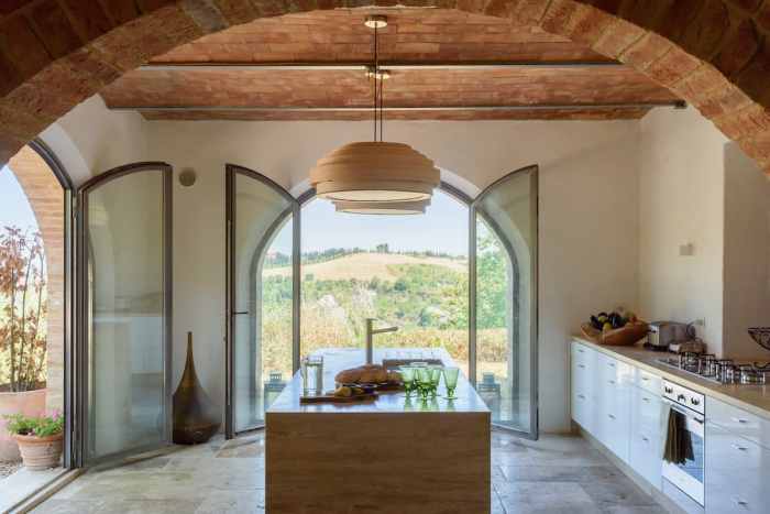 What is tuscan style decor