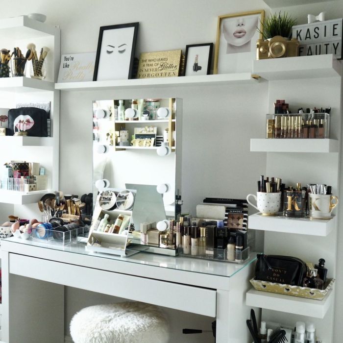 How to decorate a makeup room