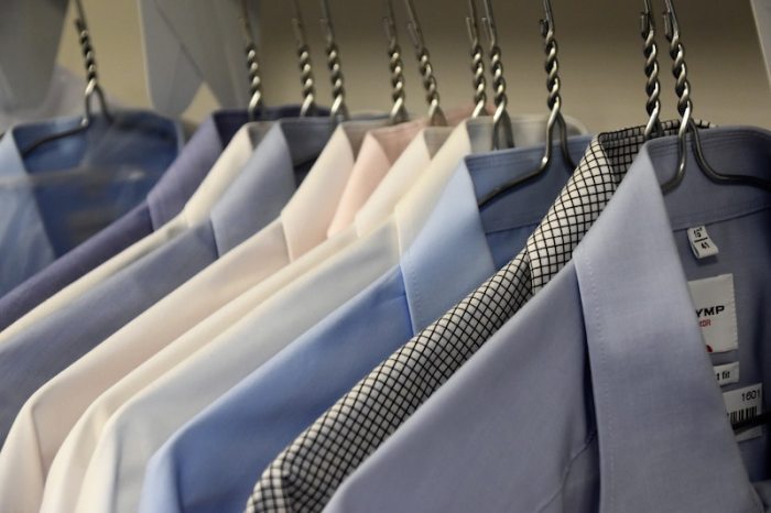 Folding men's dress shirts for travel