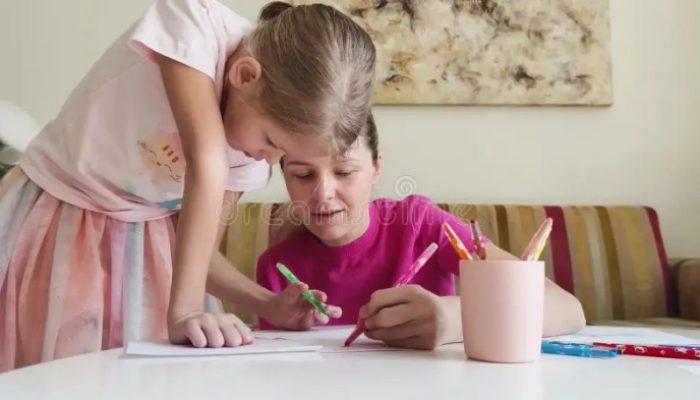 Mewarnai Gambar Ibu dan Anak Kreasi Hangat